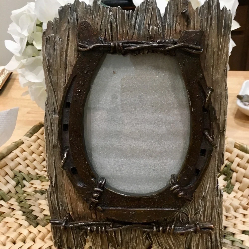 🎈🎈🎈Western horseshoe picture frame. Barb wire nails wood plank rustic frame - Picture 1 of 9